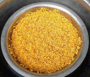 放入淡盐水中浸泡十分钟，沥干水。