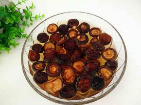 干香菇洗净，用清水泡发。