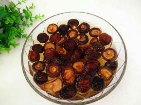 干香菇洗净，用清水泡发。