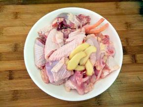 鸡肉斩成块，再切几片姜。