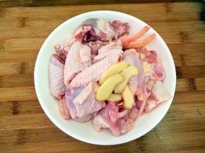鸡肉斩成块，再切几片姜。