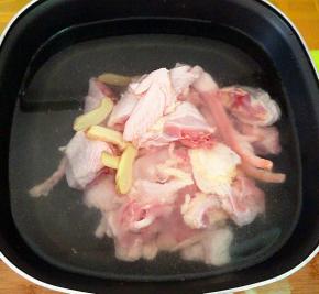 锅里面做水，加入姜片，鸡块，料酒，者个五六分钟，期间撇去浮沫。