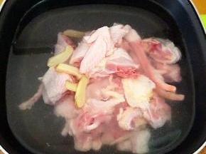 锅里面做水，加入姜片，鸡块，料酒，者个五六分钟，期间撇去浮沫。