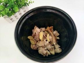 捞出来，放入压力锅中。