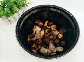 再加入泡发的香菇