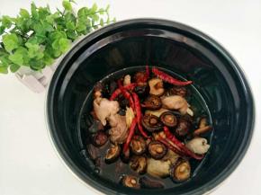 依次加入生抽，老抽，冰糖，干辣椒和没过食材的香菇水