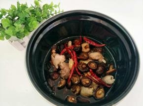 依次加入生抽，老抽，冰糖，干辣椒和没过食材的香菇水