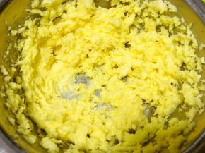 蛋液全部加入后，用打蛋器打发至蓬松状态