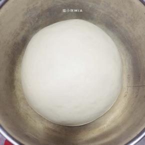 将主材料中除了黄油以外的材料混合，揉至扩展阶段后，再加入黄油，继续揉至两者充分混合，再加盖保鲜膜，温暖处进行基础发酵