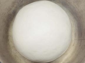 将主材料中除了黄油以外的材料混合，揉至扩展阶段后，再加入黄油，继续揉至两者充分混合，再加盖保鲜膜，温暖处进行基础发酵