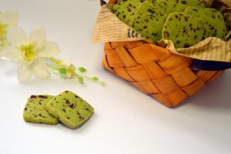 刚出炉的饼干比较软，凉透就会变硬些