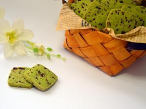 刚出炉的饼干比较软，凉透就会变硬些