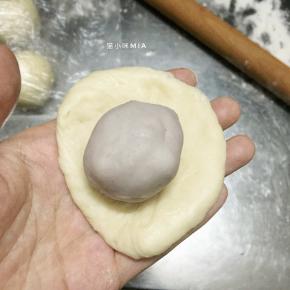 松弛好的面团包入馅料