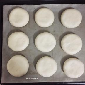 收口朝下，微微压扁，码放在烤盘上，温暖处进行二次发酵