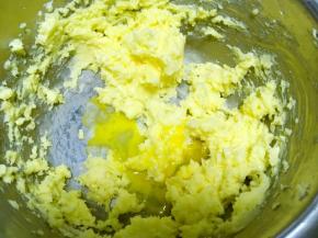 分次加入全蛋液，打发均匀