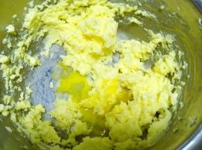 分次加入全蛋液，打发均匀