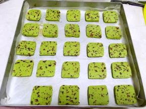 烤箱预热180度，入烤箱烤18分钟，烤10分钟加盖锡纸，防止抹茶烤变色