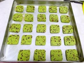 烤箱预热180度，入烤箱烤18分钟，烤10分钟加盖锡纸，防止抹茶烤变色