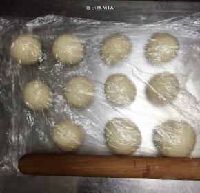 发酵好的面团排气，平均分为12份，用保鲜膜封住，松弛15分钟