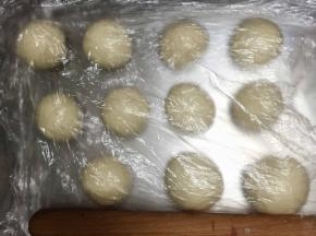 发酵好的面团排气，平均分为12份，用保鲜膜封住，松弛15分钟
