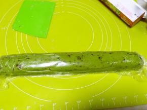 加入蔓越梅碎搅拌均匀，之后倒在保鲜膜上整理成长条，装入模具整理好形状冰箱冷冻1个小时