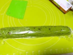 加入蔓越梅碎搅拌均匀，之后倒在保鲜膜上整理成长条，装入模具整理好形状冰箱冷冻1个小时