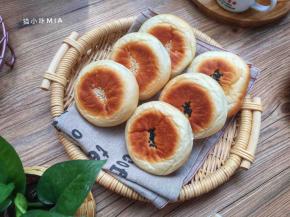 烤箱190度预热，在发酵好的面团表面盖一层油纸，顶上压一块平底烤盘，190度烘焙18分钟