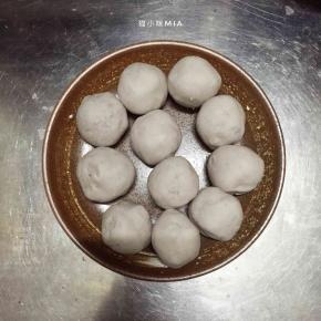 将馅料平均分为12份，揉圆备用