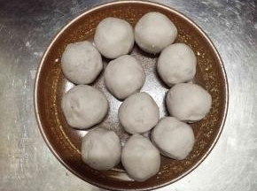 将馅料平均分为12份，揉圆备用