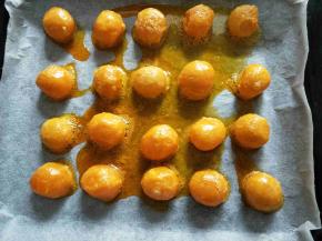 咸蛋黄喷白酒，160度预热烤箱，中层烤8-10分钟。