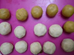 自己炒的白芸豆沙分成16份，加入半颗咸蛋黄揉圆包好，每个总重量30克。黄色豆沙馅是加了橘子果味粉。