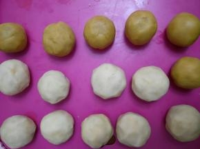 自己炒的白芸豆沙分成16份，加入半颗咸蛋黄揉圆包好，每个总重量30克。黄色豆沙馅是加了橘子果味粉。