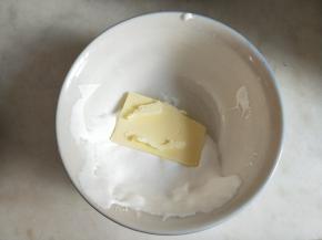 制作饼皮:将fluff棉花糖、黄油、和水混合。