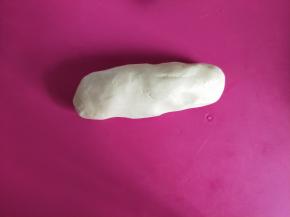 先用刮刀拌匀，再用手揉成一个光滑的面团。