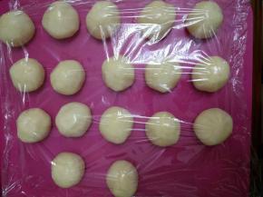 将饼皮面团分成20克一个揉圆，总共16个，无需醒面，直接继续操作，注意盖好保鲜膜。操作时间长表面可以喷少许水保湿。