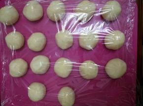 将饼皮面团分成20克一个揉圆，总共16个，无需醒面，直接继续操作，注意盖好保鲜膜。操作时间长表面可以喷少许水保湿。