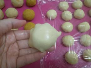 倒扣在手上，从上往下撸，这样饼皮和馅会更服帖，烘烤过程中不容易起泡变形。