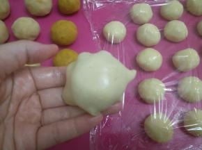 倒扣在手上，从上往下撸，这样饼皮和馅会更服帖，烘烤过程中不容易起泡变形。