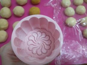 月饼模具洒少许玉米淀粉防粘。