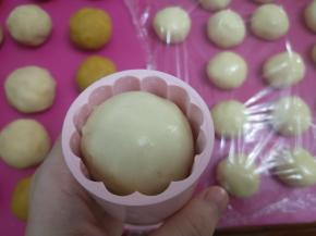 将月饼装入模具。