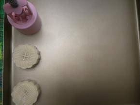 按压在烤盘里脱模。依次做完所有月饼。