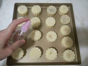 在月饼表面喷少许水。烤箱200度预热5分钟。