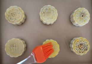 190度烤8分钟定型后取出，蛋黄加少许清水刷表面，刷完继续190度烤8分钟即可。