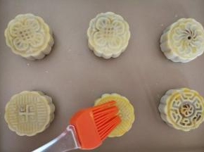 190度烤8分钟定型后取出，蛋黄加少许清水刷表面，刷完继续190度烤8分钟即可。