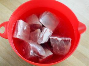 将买来的冻羊肉泡在水中，解冻的同时也泡出血水。大约数小时。