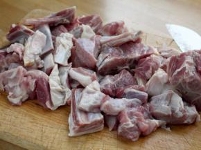 将化冻的肉洗干净，并切成快。