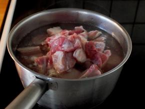 焯烫一下，再去除污血。倒掉脏水，将肉再次洗干净备用。注:这是去掉羊肉的膻必要措施。