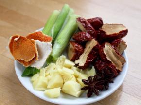 备好香料:葱、姜、桔皮、红枣和八角。注:相当简单的几样也是全部的精华，过多的香料也会盖住羊肉本来的香味，其实烧羊肉八角也是可以不用的。