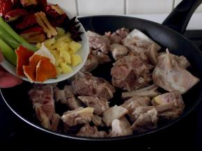 将羊肉炒干下香料。