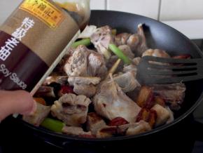 炒出香味，倒点酱油。